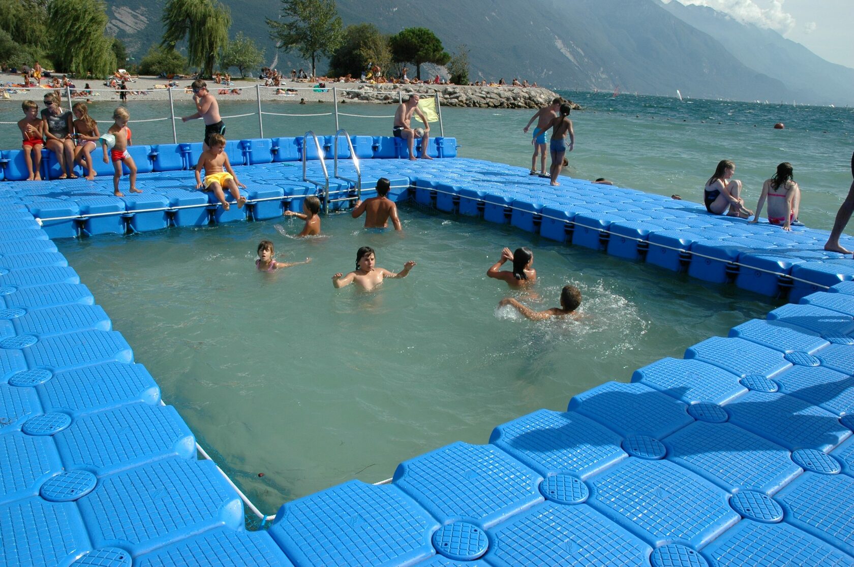 Бассейн в море